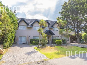Casa de 5 dormitorios en venta en Echeverría del Lago