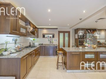 Casa de 5 dormitorios en venta en Echeverría del Lago