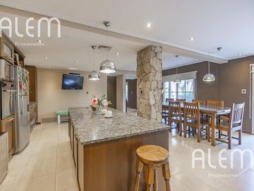Casa de 5 dormitorios en venta en Echeverría del Lago