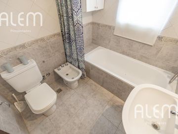 Casa de 5 dormitorios en venta en Echeverría del Lago