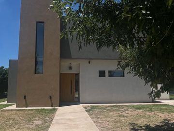 Casa a estrenar en  barrio Altos del Casco lote central