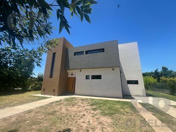 Casa a estrenar en  barrio Altos del Casco lote central
