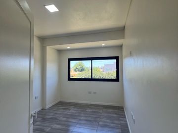 Casa a estrenar en  barrio Altos del Casco lote central