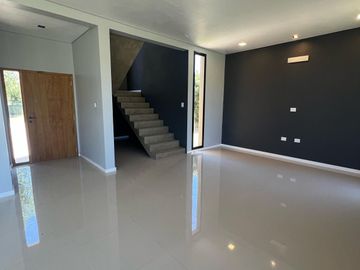 Casa a estrenar en  barrio Altos del Casco lote central