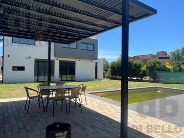 Casa a estrenar en  barrio Altos del Casco lote central