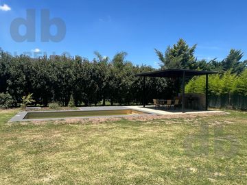 Casa a estrenar en  barrio Altos del Casco lote central