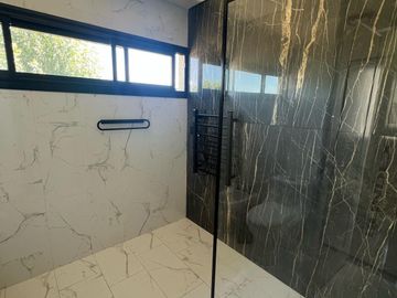 Casa a estrenar en  barrio Altos del Casco lote central