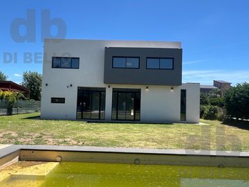 Casa a estrenar en  barrio Altos del Casco lote central