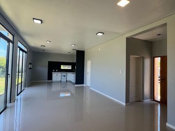 Casa a estrenar en  barrio Altos del Casco lote central
