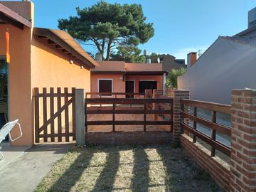 Casa en venta - 2 Dormitorios 1 Baño - Local - Cocheras - 500Mts2 - Nueva Atlantis