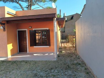Casa en venta - 2 Dormitorios 1 Baño - Local - Cocheras - 500Mts2 - Nueva Atlantis