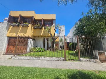 Casa en  2 plantas can parque y pileta
