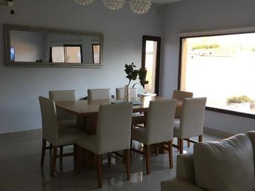 Casa en venta - 3 Dormitorios 3 Baños - Cocheras - 833Mts2 - Alsina