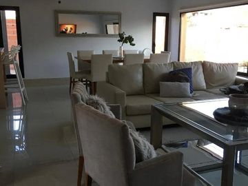 Casa en venta - 3 Dormitorios 3 Baños - Cocheras - 833Mts2 - Alsina