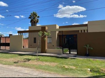 Casa en venta - 3 Dormitorios 3 Baños - Cocheras - 833Mts2 - Alsina