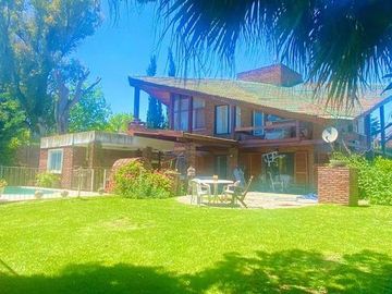 Casa en venta - 6 Dormitorios 5 Baños - Cocheras - San Miguel