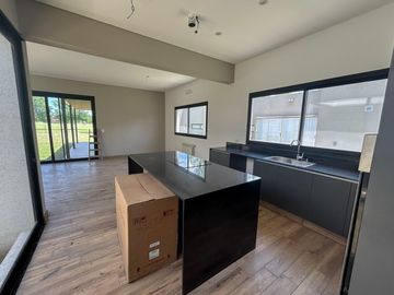 Venta moderna casa 3 dormitorios en La Rinconada, Ibarlucea!!