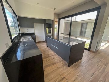 Venta moderna casa 3 dormitorios en La Rinconada, Ibarlucea!!