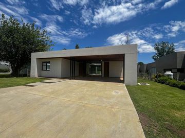 Venta moderna casa 3 dormitorios en La Rinconada, Ibarlucea!!
