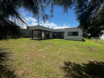 Venta moderna casa 3 dormitorios en La Rinconada, Ibarlucea!!