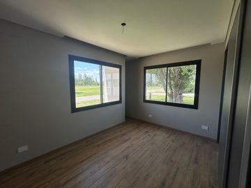 Venta moderna casa 3 dormitorios en La Rinconada, Ibarlucea!!