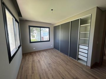 Venta moderna casa 3 dormitorios en La Rinconada, Ibarlucea!!