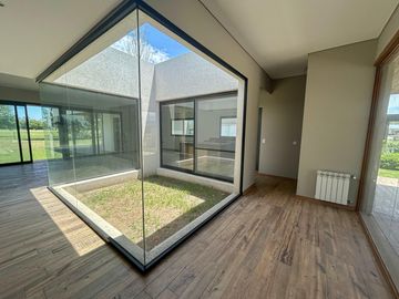 Venta moderna casa 3 dormitorios en La Rinconada, Ibarlucea!!