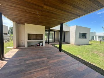 Venta moderna casa 3 dormitorios en La Rinconada, Ibarlucea!!