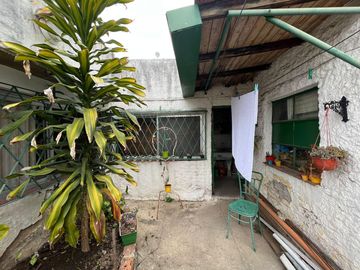 Casa de tres ambientes con jardin a la venta en Quilmes