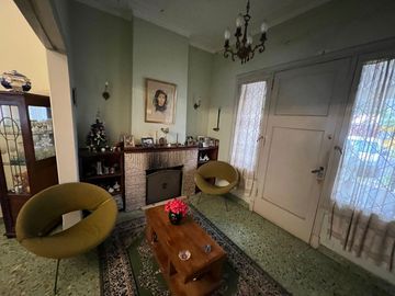 Casa de tres ambientes con jardin a la venta en Quilmes