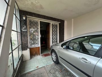 Casa de tres ambientes con jardin a la venta en Quilmes
