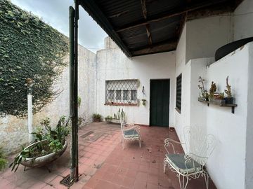 Casa de tres ambientes con jardin a la venta en Quilmes