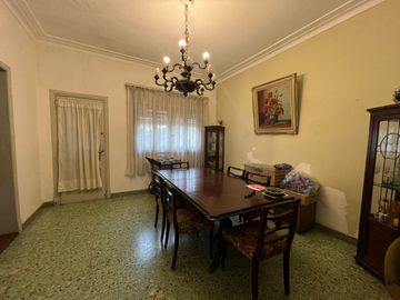 Casa de tres ambientes con jardin a la venta en Quilmes