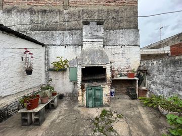 Casa de tres ambientes con jardin a la venta en Quilmes