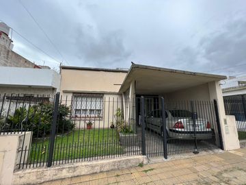 Casa de tres ambientes con jardin a la venta en Quilmes