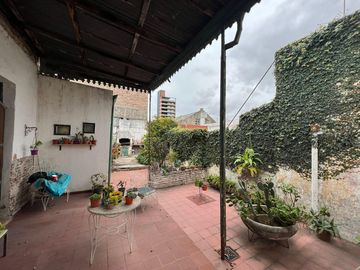 Casa de tres ambientes con jardin a la venta en Quilmes