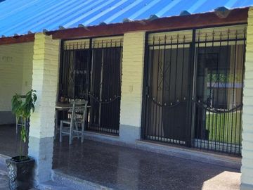 Casa en venta - 4 Dormitorios 3 Baños - Cocheras - 2.700Mts2 - Virrey del Pino, La Matanza