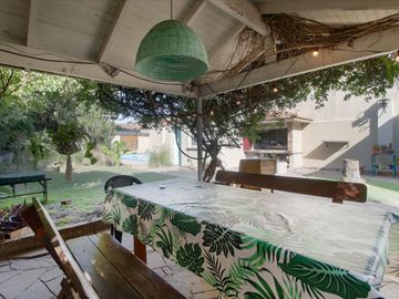 CASA 5 AMBIENTES CON FONDO Y PILETA