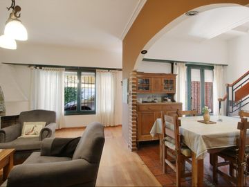 CASA 5 AMBIENTES CON FONDO Y PILETA