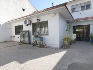 CASA 5 AMBIENTES CON FONDO Y PILETA