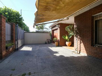 CASA 5 AMBIENTES CON FONDO Y PILETA
