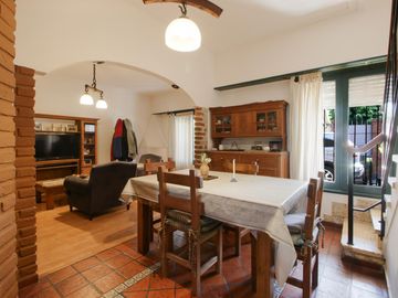 CASA 5 AMBIENTES CON FONDO Y PILETA