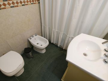 CASA 5 AMBIENTES CON FONDO Y PILETA