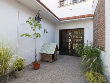 CASA 5 AMBIENTES CON FONDO Y PILETA