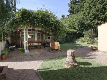 CASA 5 AMBIENTES CON FONDO Y PILETA