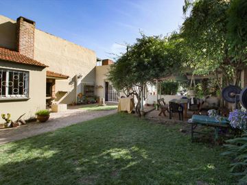 CASA 5 AMBIENTES CON FONDO Y PILETA