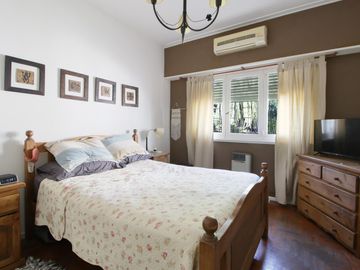 CASA 5 AMBIENTES CON FONDO Y PILETA