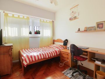 CASA 5 AMBIENTES CON FONDO Y PILETA