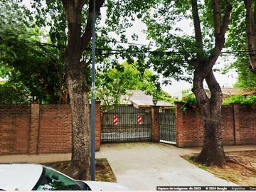 Casa en venta - 3 Dormitorios 2 Baños - Cocheras - 600Mts2 - San Miguel