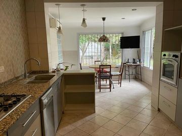 Casa en venta - 3 Dormitorios 2 Baños - Cocheras - 600Mts2 - San Miguel